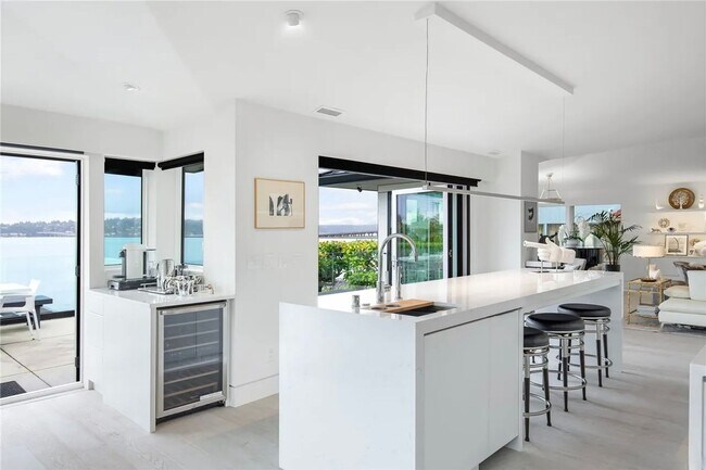 Building Photo - Leschi Waterfront Home
