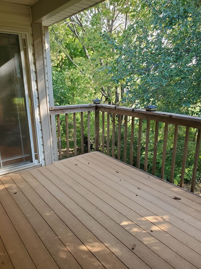 Building Photo - 3 bedroom 3 bath, 2car gar, balcony deck a...