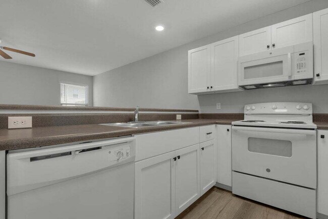 Building Photo - "Charming 2-Bed Townhouse Retreat in Fort Walton Beach with 2.5 Baths!"