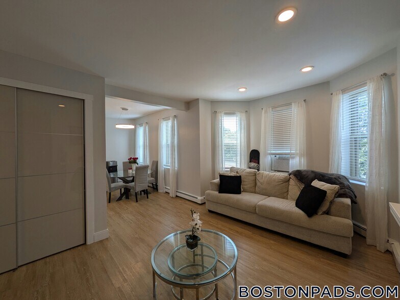 Primary Photo - 390 Riverway