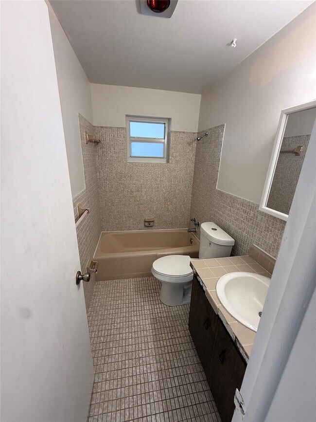 Building Photo - 1235 W River Dr