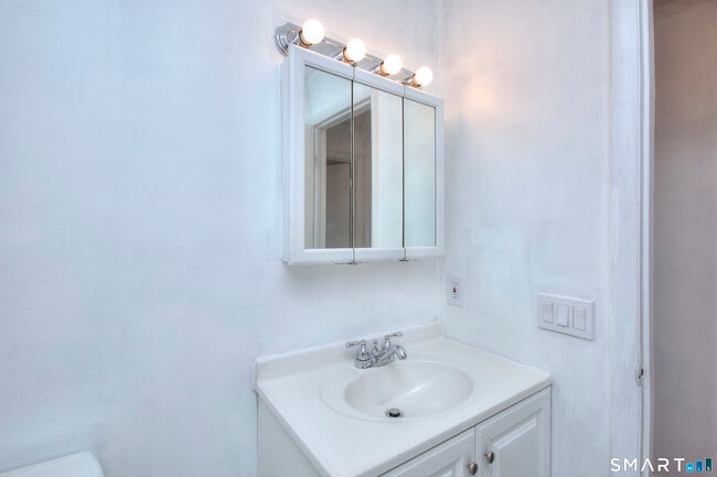 Building Photo - 638 Cove Rd