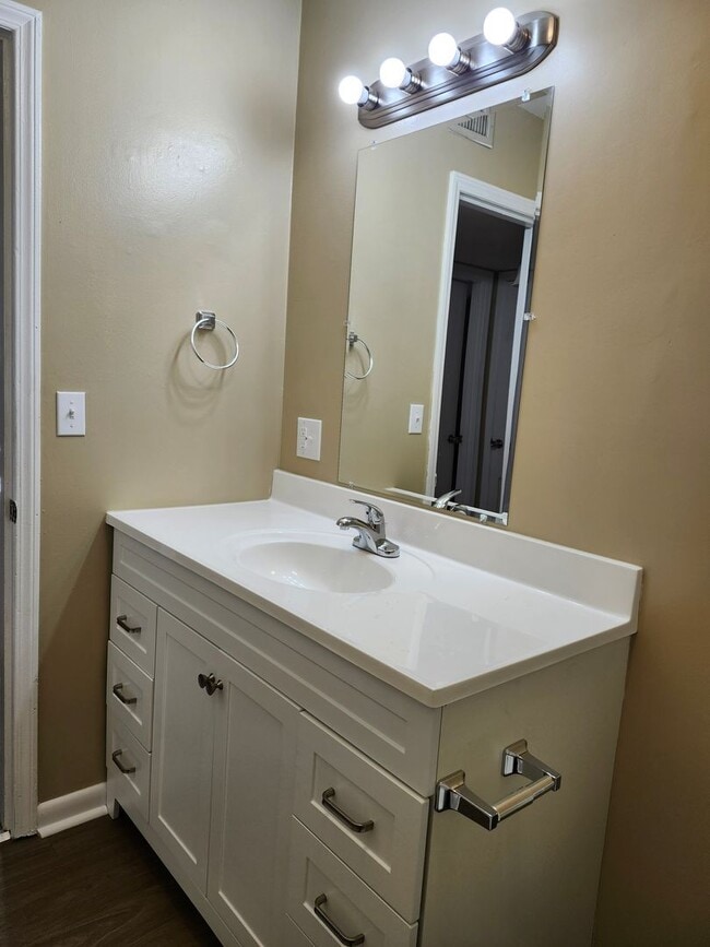 Building Photo - 827 Darryl Ln