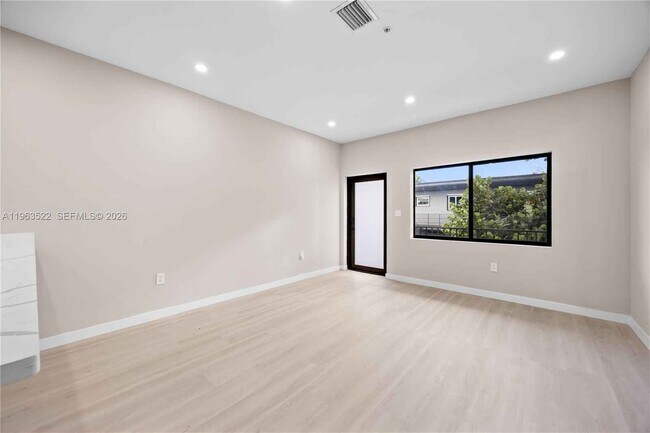 Building Photo - 630 NE 166th St