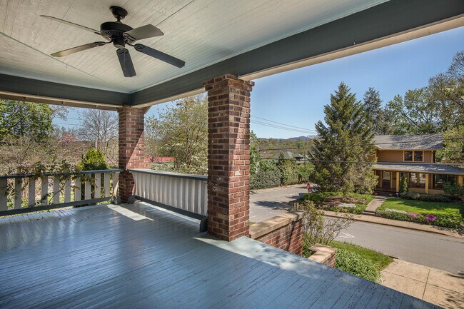 Building Photo - Charming Craftsman Home in Montford