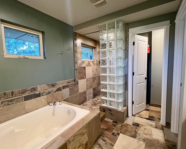 Building Photo - 4 Bedroom Home in Awbrey Butte Neighborhood – Unfurnished, Short Lease