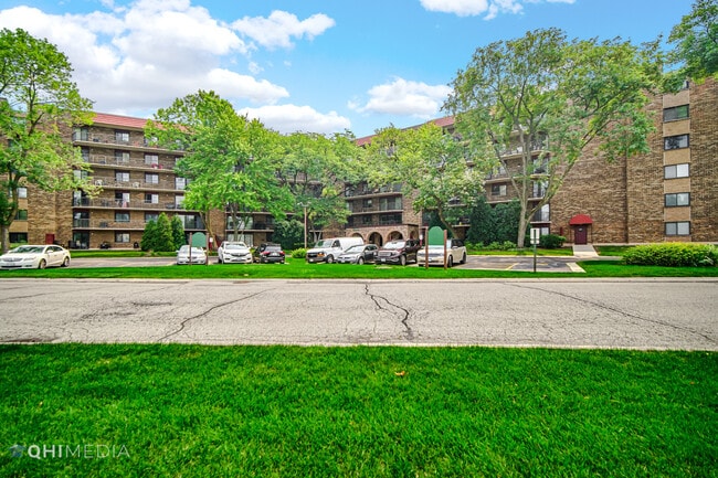Building Photo - 111 S Baybrook Dr