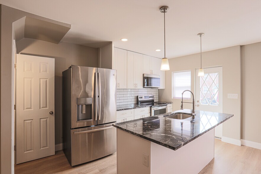 Open concept kitchen and living room - 3825 Rexmere Rd
