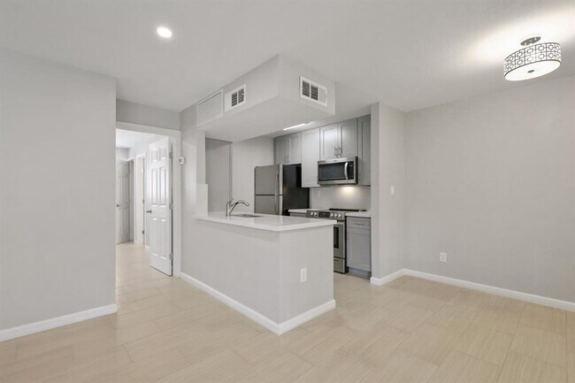 Building Photo - 2121 Fountain View Dr