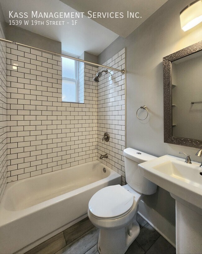 Building Photo - 1539 W 19th St