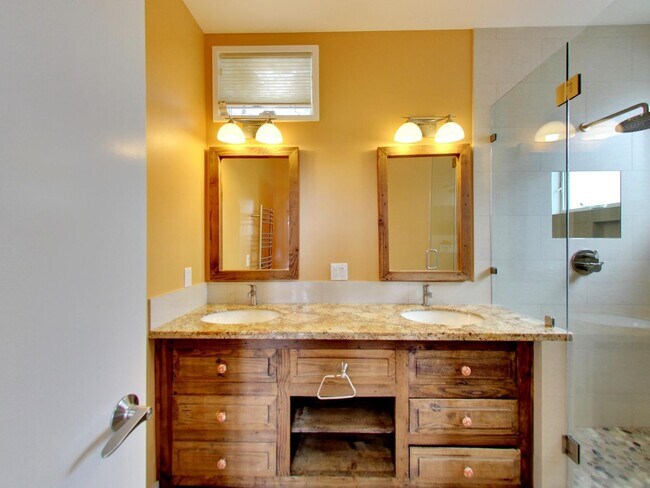 Building Photo - Stunning 4BR/3BA Home with Office, Laundry...