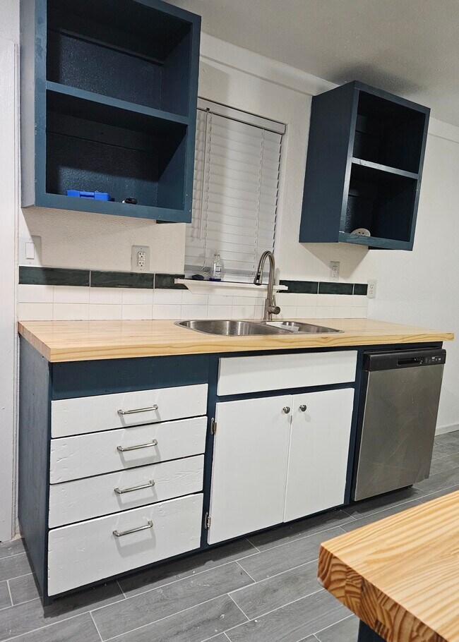 Building Photo - 118 Totem Pole St