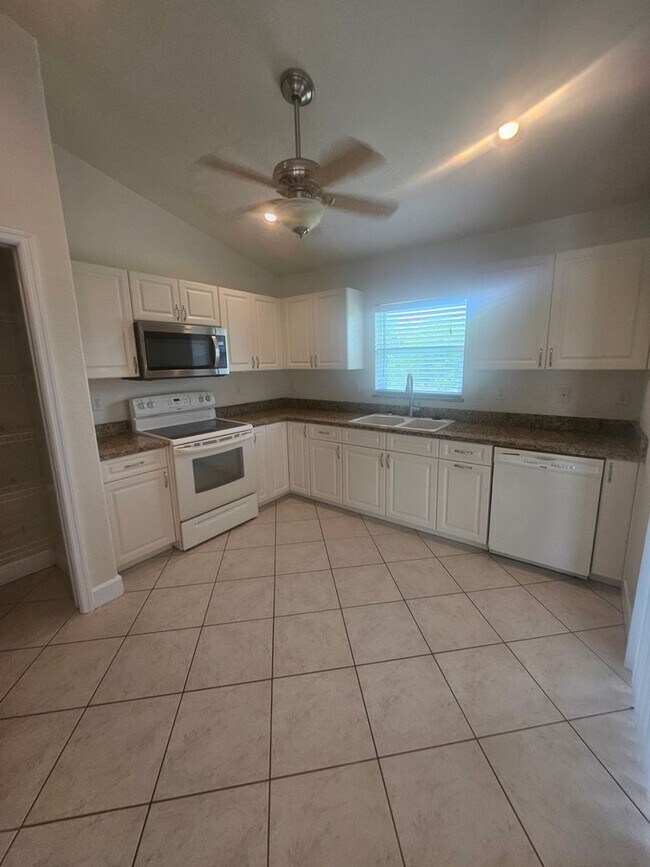 Building Photo - Rotonda Duplex