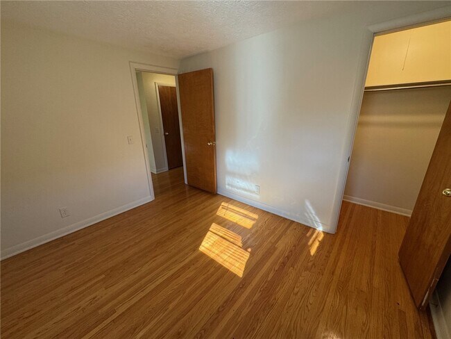 Building Photo - 16 Summit St