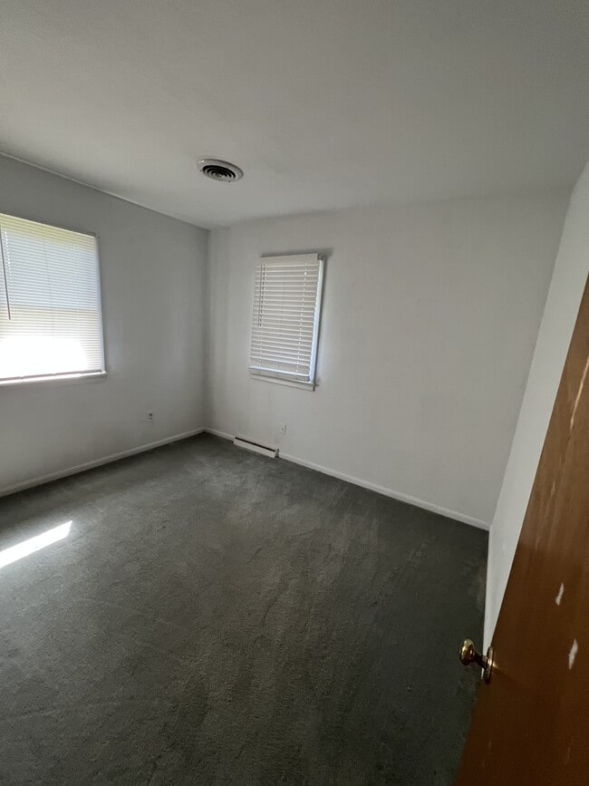 Building Photo - 509 E Riverview Ave