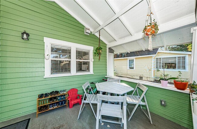 Building Photo - 1009 8th St N