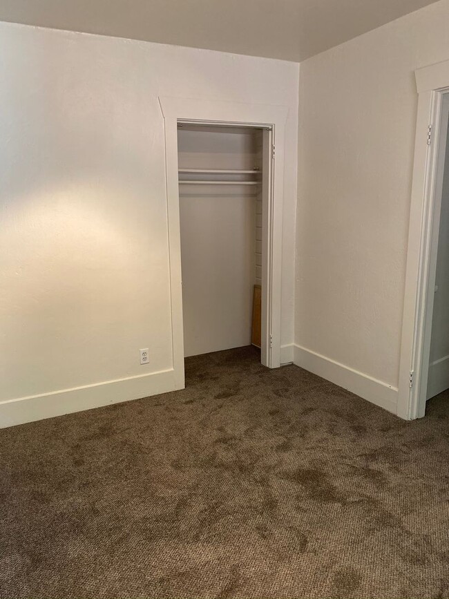 Building Photo - 6 bedroom 2 bath home