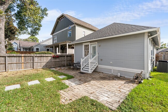 Primary Photo - 1223 Rutland St