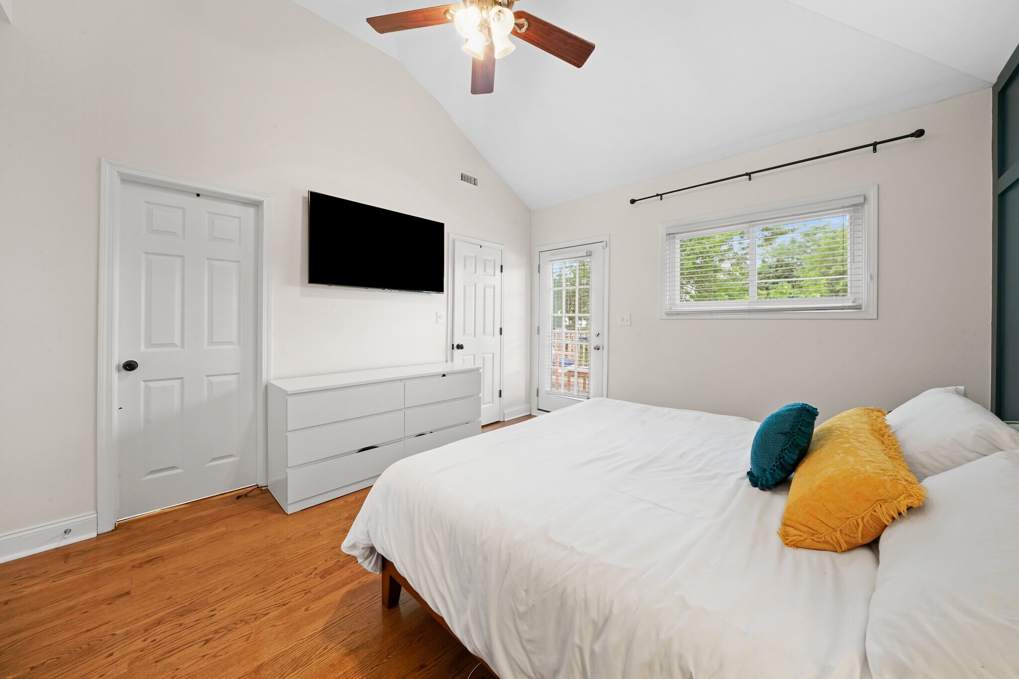 Building Photo - 1028 N Wolcott Ave