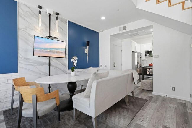 Building Photo - Furnished 2 bedroom