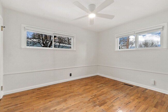 Building Photo - Charming Lake Loveland Ranch - Cozy Comfort & Unbeatable Location!