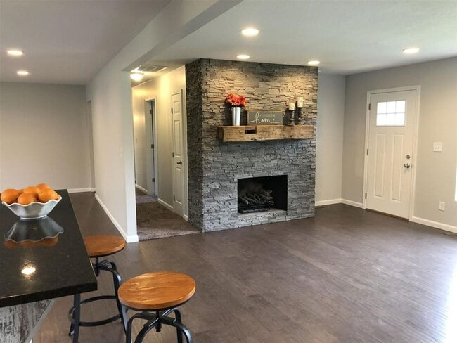 Building Photo - Beautiful home, rural setting but close to...