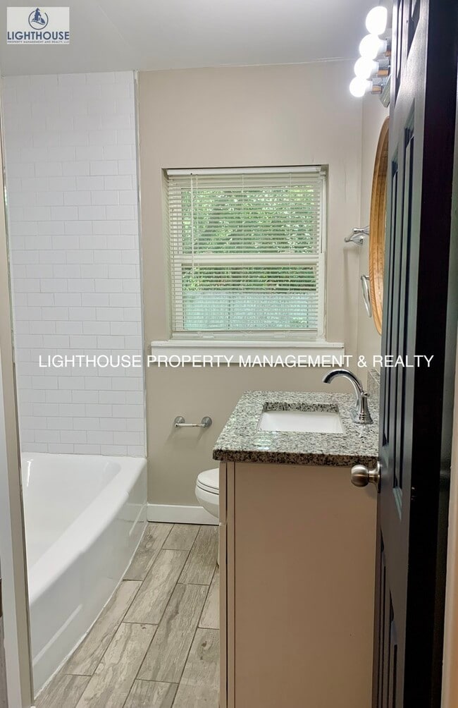 Building Photo - Fantastic 3 bed/2 bath home in Edgewood Ma...