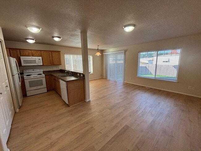 Building Photo - 3 Bedroom 2.5 Bath Duplex