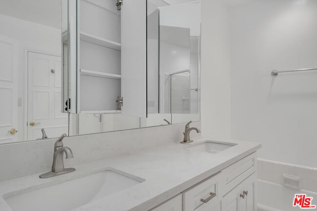 Building Photo - 432 N Palm Dr