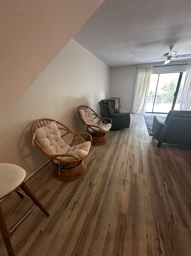 Building Photo - "Coastal Comfort: Spacious 2-Bed, 2-Bath Condo Retreat in Vibrant Panama City Beach!"