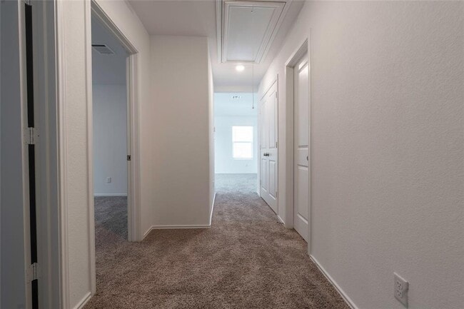 Building Photo - 913 Legends Ln