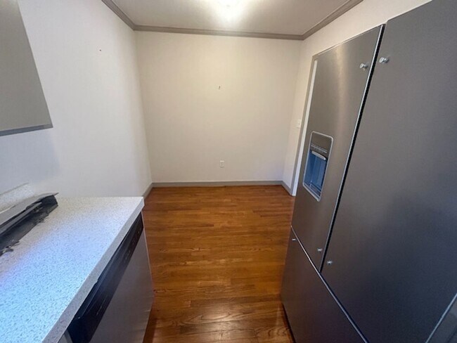 Building Photo - 5516 Lakeshore Dr