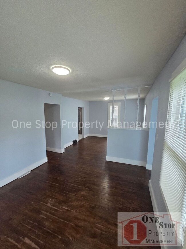 Building Photo - Beautiful 4 Bedroom 2 Bathroom in Kansas City!