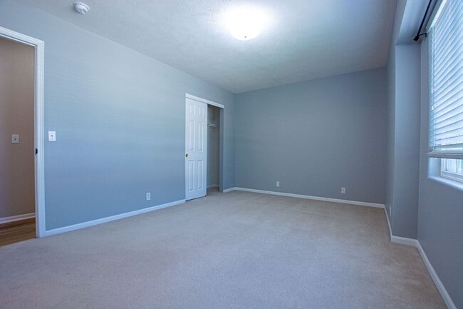 Building Photo - 3 Bedroom / 2 Bath Tri-Level Home Located ...