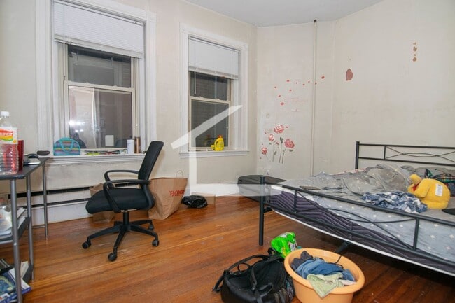 Building Photo - Harvard St Near Brighton Ave 9/1  Split 2 bed 1100 per person Students ok Walk to everything in A...