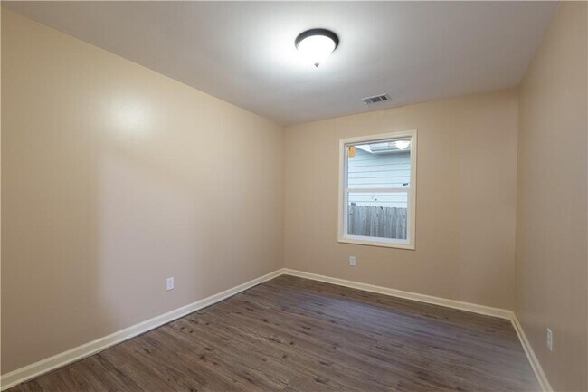 Building Photo - 2431 Crestview Ave