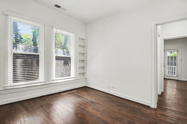 Building Photo - Bungalow- 915