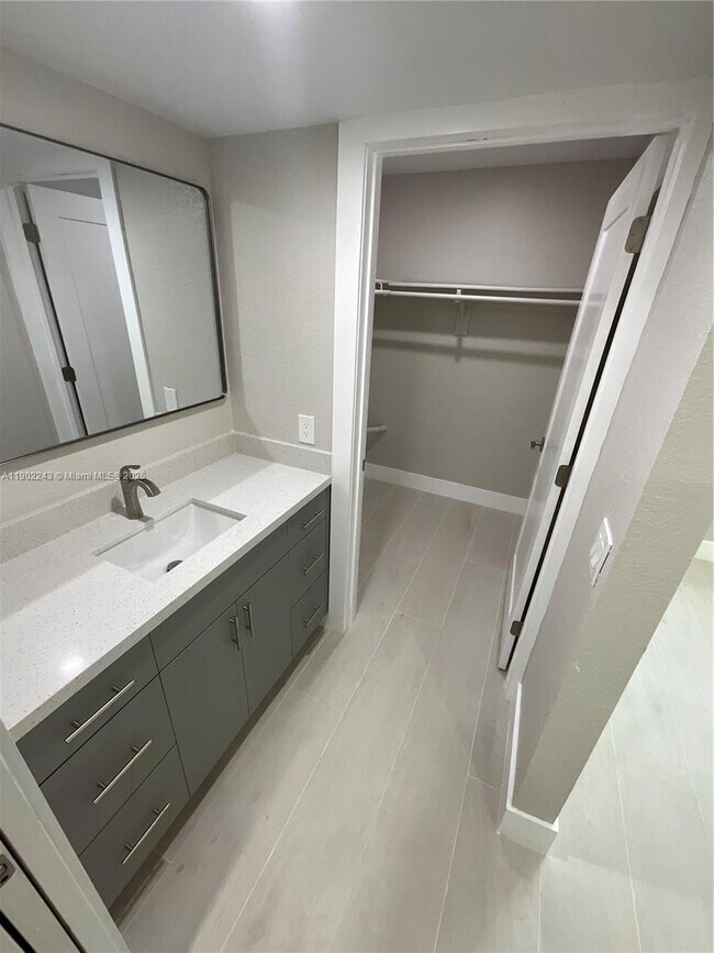 Building Photo - 10825 SW 112th Ave