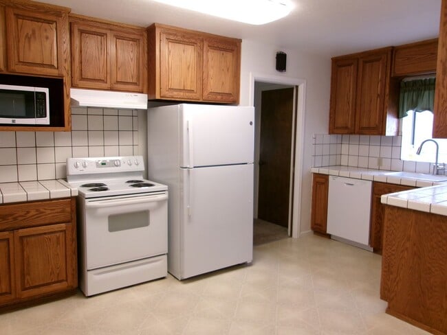 Building Photo - Beautiful 3 bedroom, 2 bath home w/4-car t...