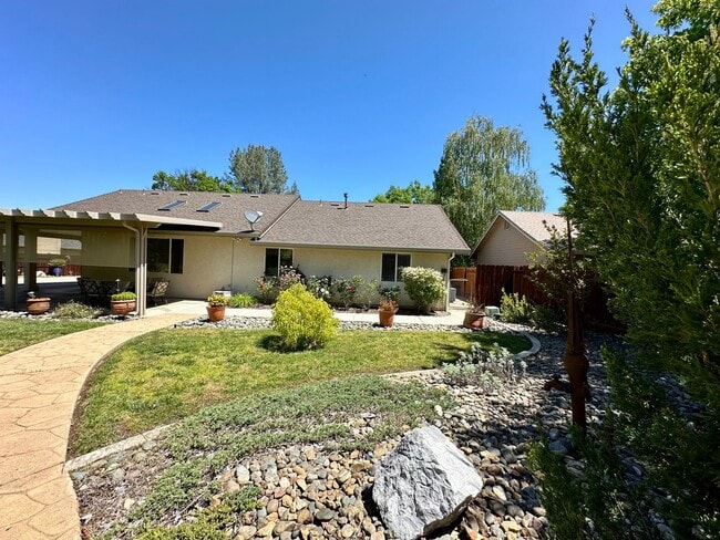 Building Photo - Beautiful well maintained home! Excellent ...