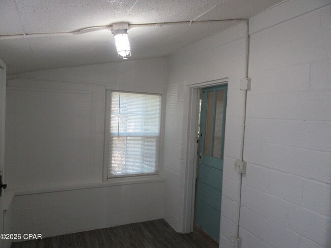 Building Photo - 1511 Molitor Ave