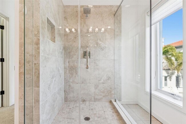 Building Photo - 1685 Laurel St