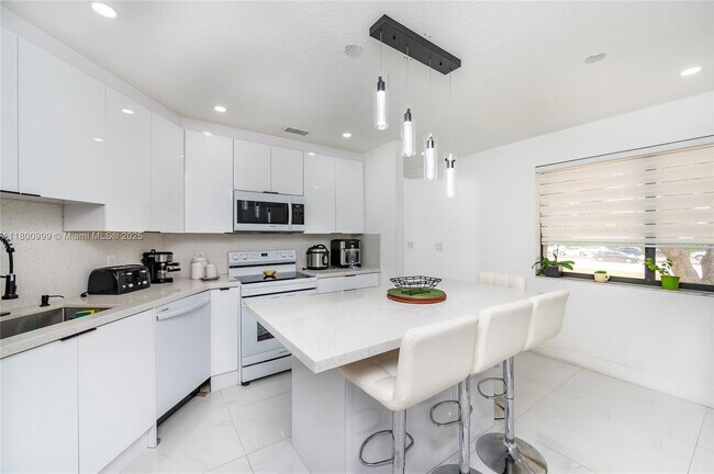 Building Photo - 9647 SW 138th Ave
