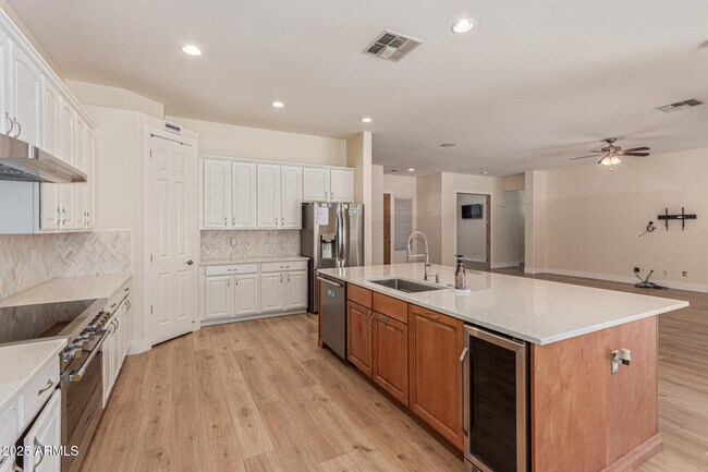 Building Photo - 4978 E Karsten Dr