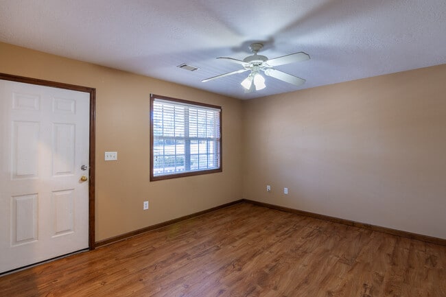 Building Photo - 303 6th Ave