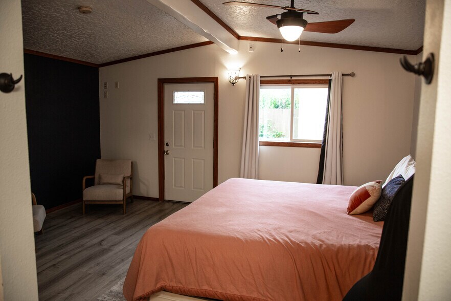 Building Photo - 6647 N Astor St