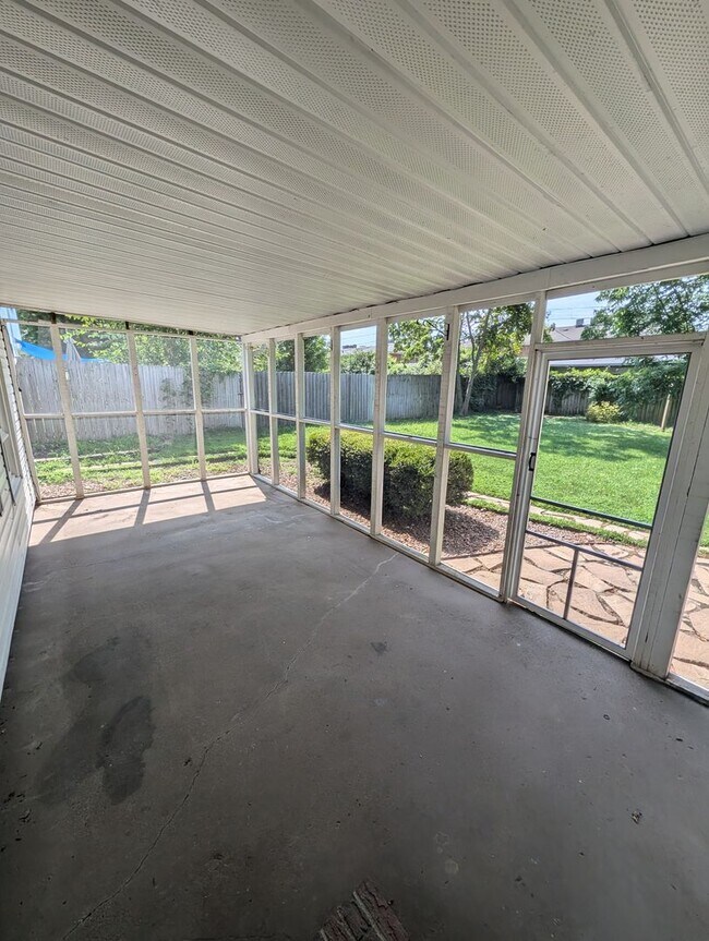 Building Photo - 3 Bedroom Home - Walking distance to Fairview Elementary - Desirable Location!