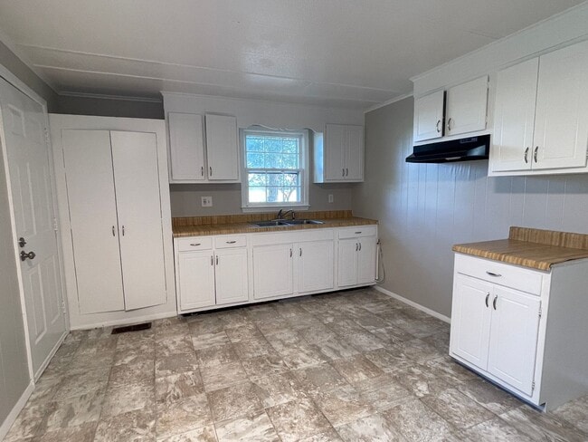 Building Photo - 3 Bedroom House in Robersonville - Complet...