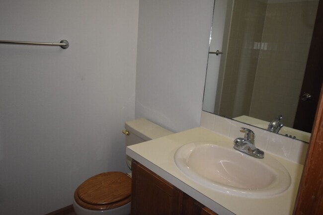 Building Photo - GREAT 3 BEDROOM/2 BATHROOM TOWNHOME WITH NEW PAINT & FLOORING. AVAILABLE 5/23.