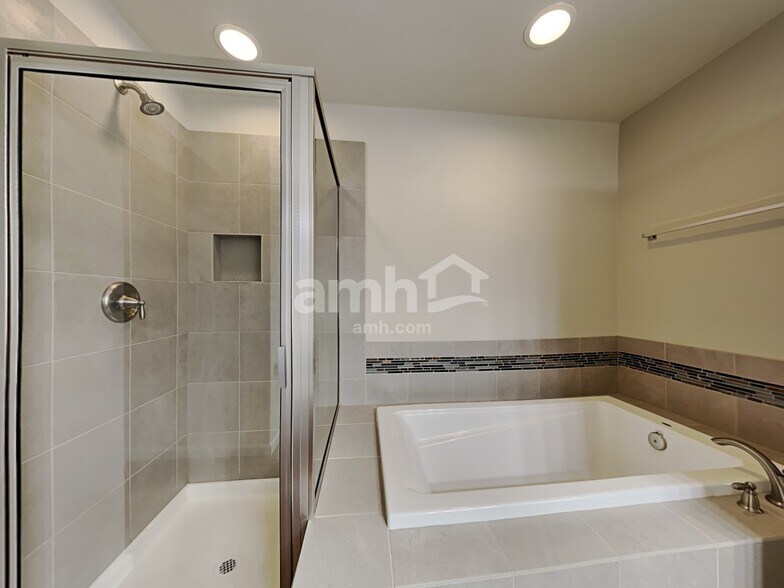 Building Photo - 306 Holdener Ln N